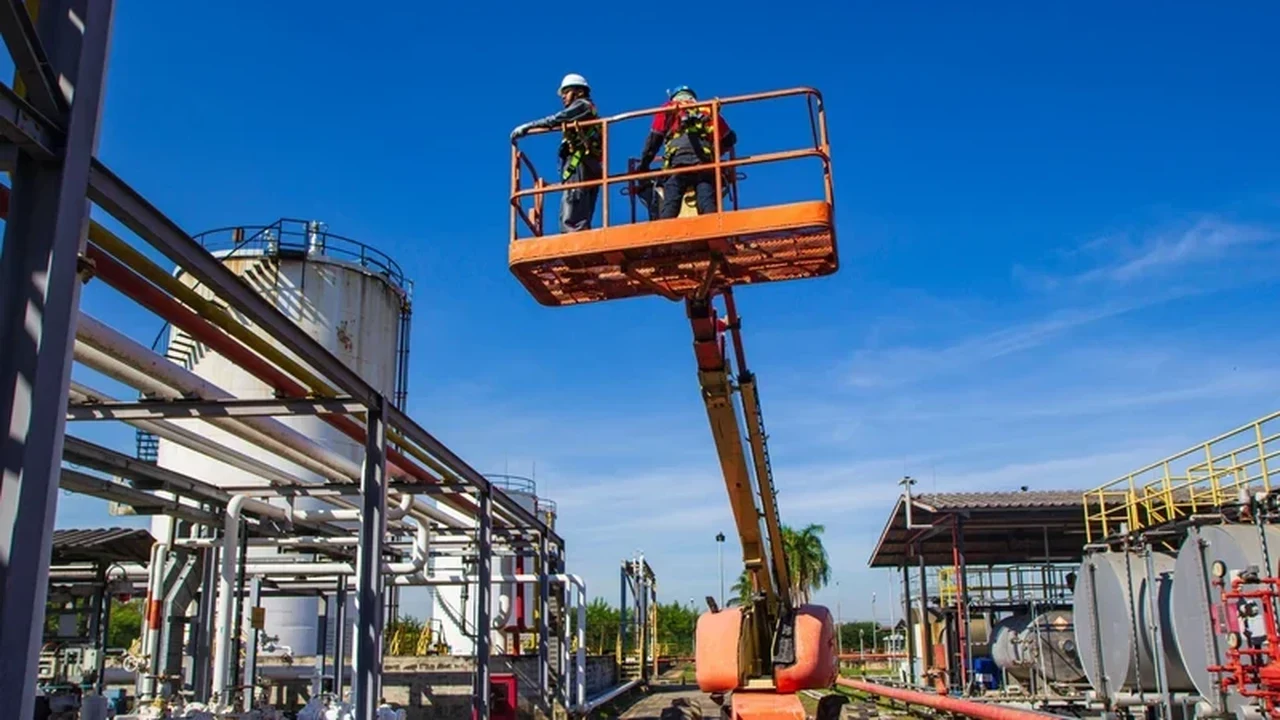 Trabalhadores em plataforma elevatória articulada em planta industrial conforme NR-35, Regimec Engenharia Sorocaba SP