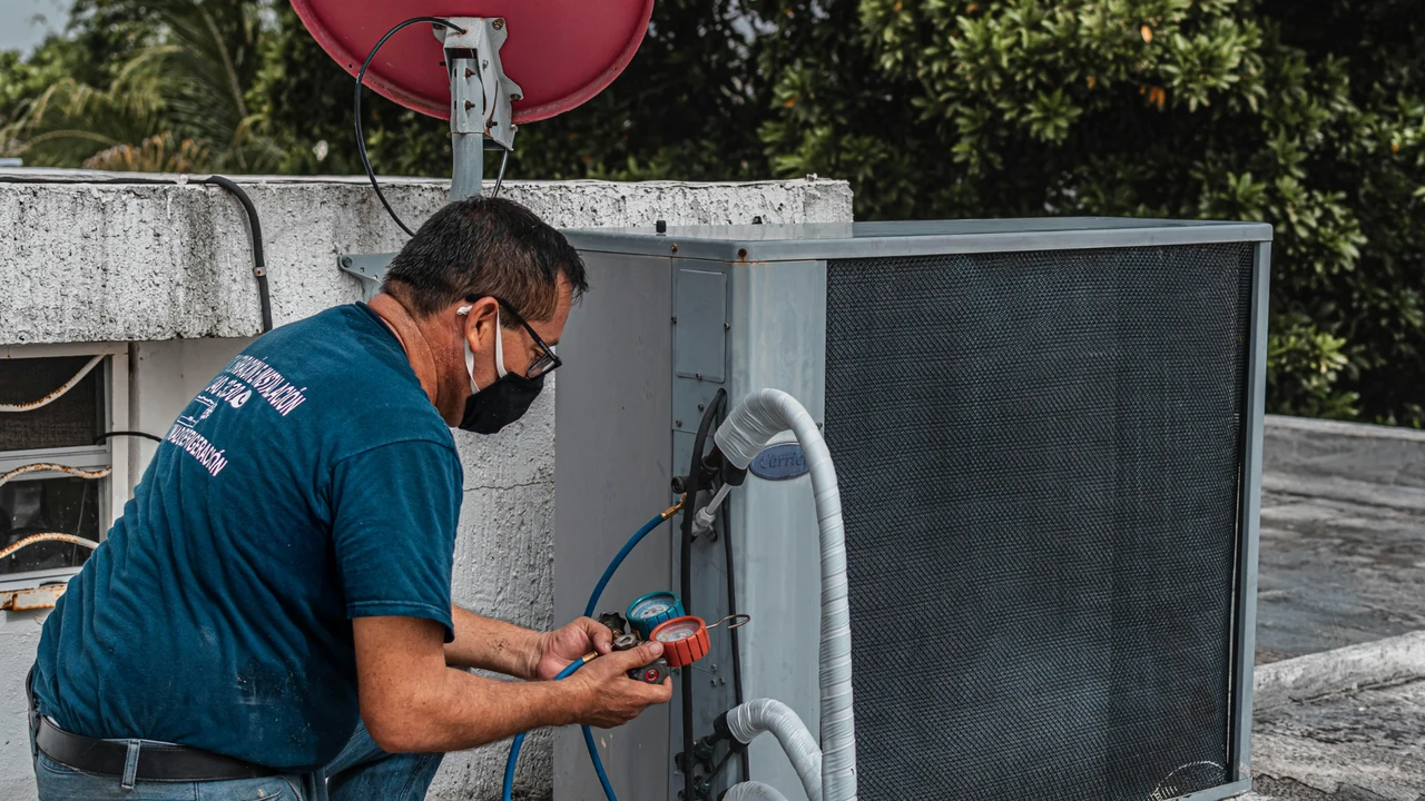 Responsável técnico para ar condicionado em São Paulo - engenheiro mecânico da Regimec avaliando sistema de climatização