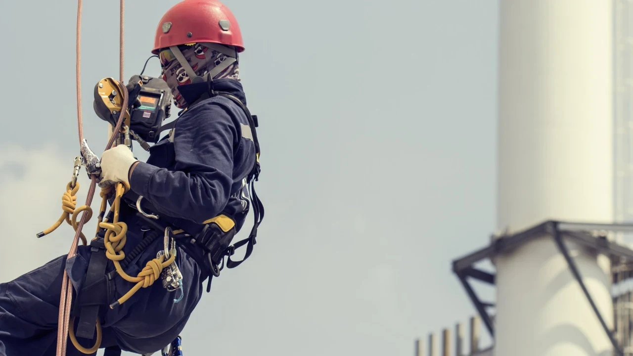 Trabalhador em rapel com equipamento de corda em altura industrial em treinamento de resgate NR-35 em Sorocaba